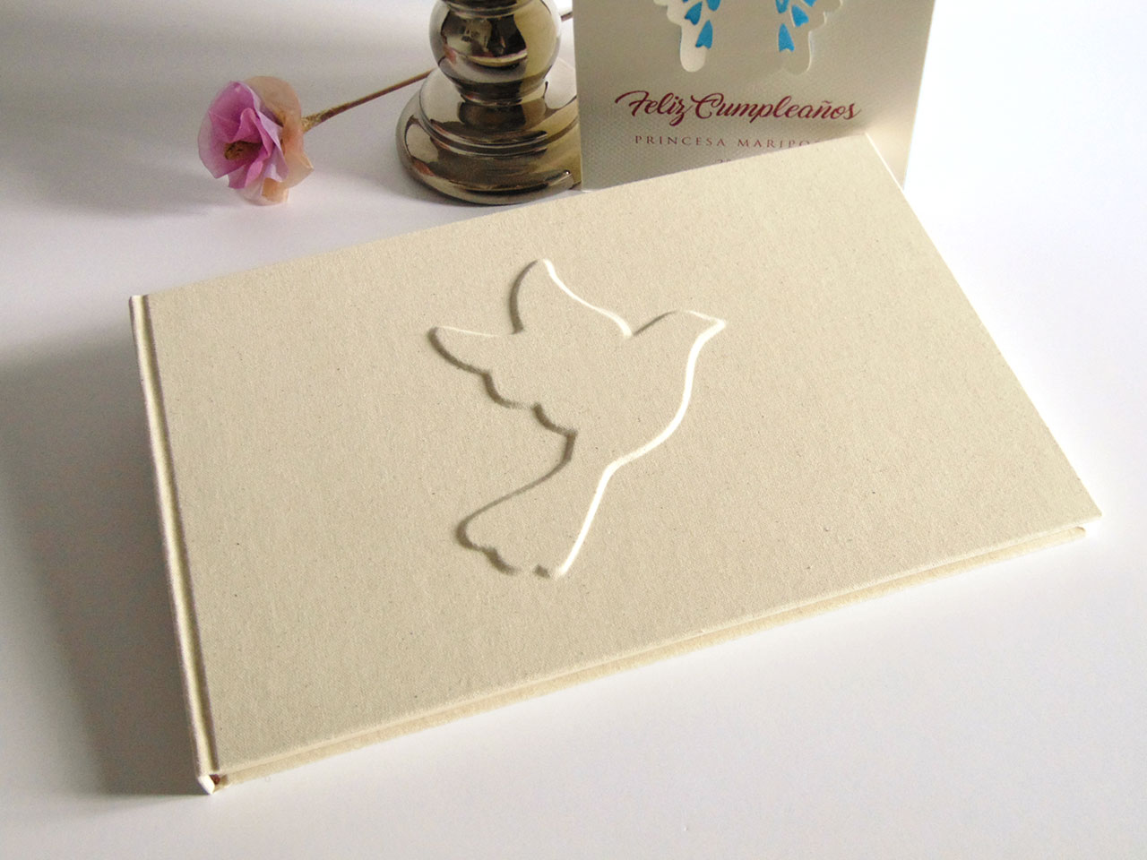 Libro de firmas con paloma en relieve