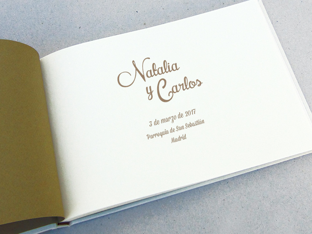 Integra las tarjetas de invitación de la boda a tu libro de firmas 3. Mardepapel