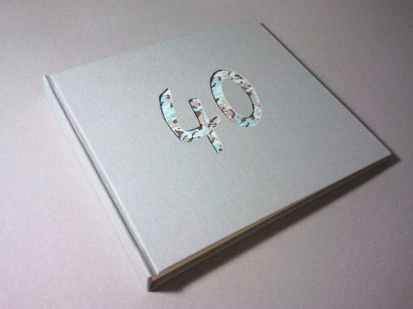 Álbum de foto y firmas 40 años gris perla 6. MardePapel