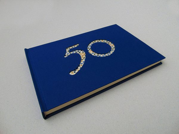 Libro de firmas azul 50 años 3-1. MardePapel