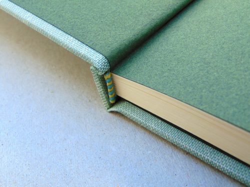 Libro-firmas-lino-verde-60-años-Detalle de las guardas y el lomo