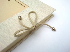 Libro de firmas lino beige con marco para foto 7. MardePapel