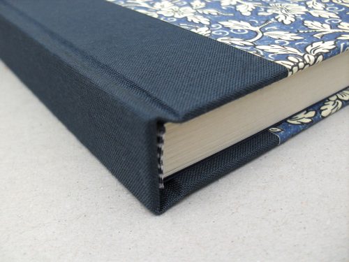 Libro de testigos con flores azules y cierre 3. MardePapel