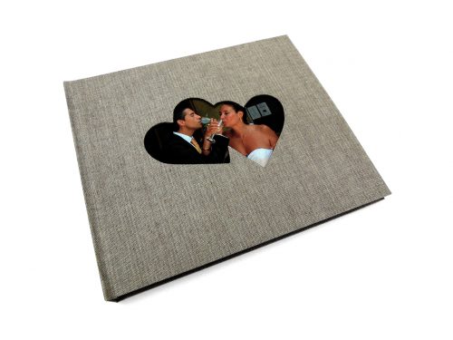 Álbum de foto y firmas con marco de corazones. MardePapel