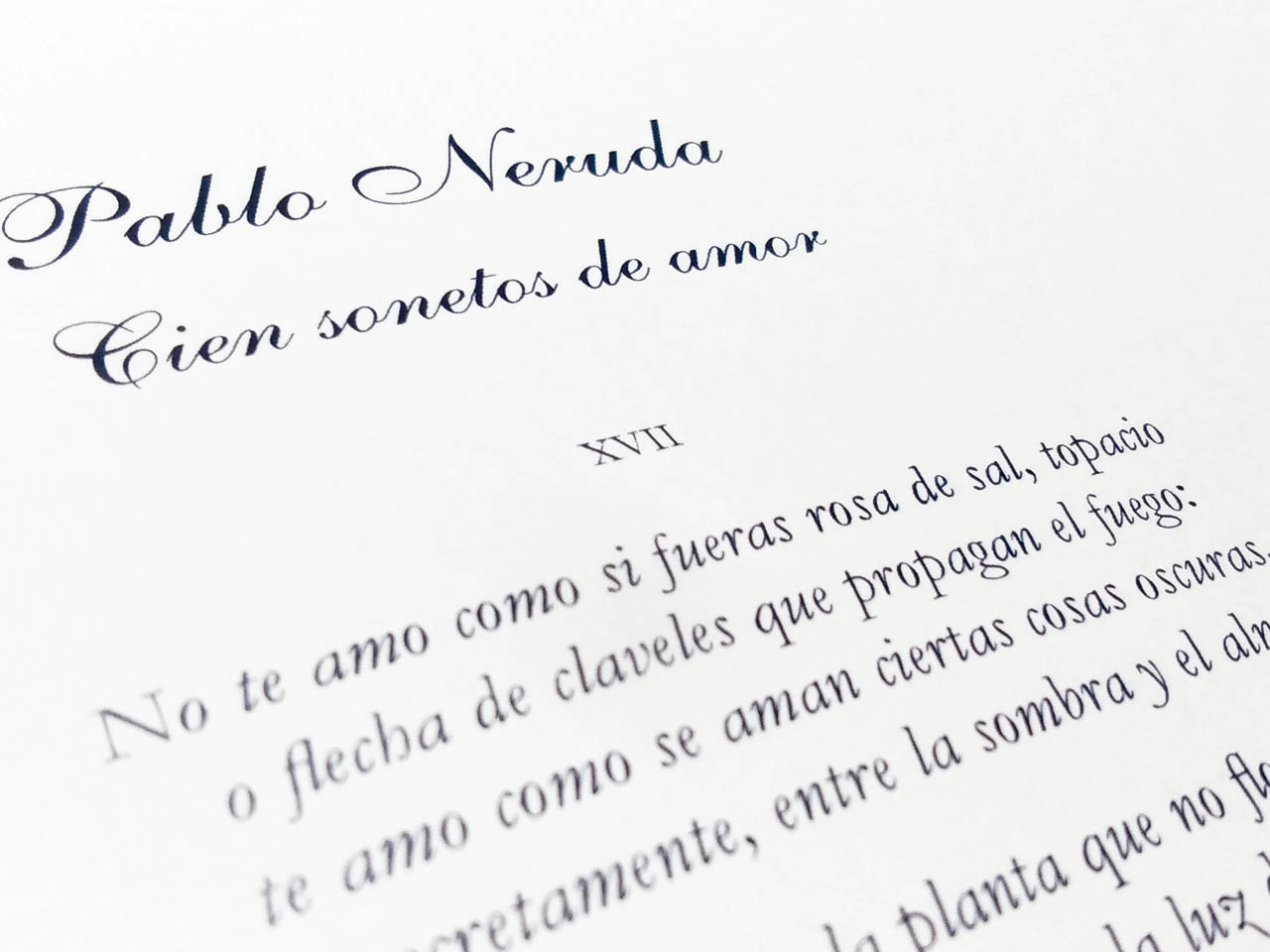 Hoja con un poema de Pablo Neruda