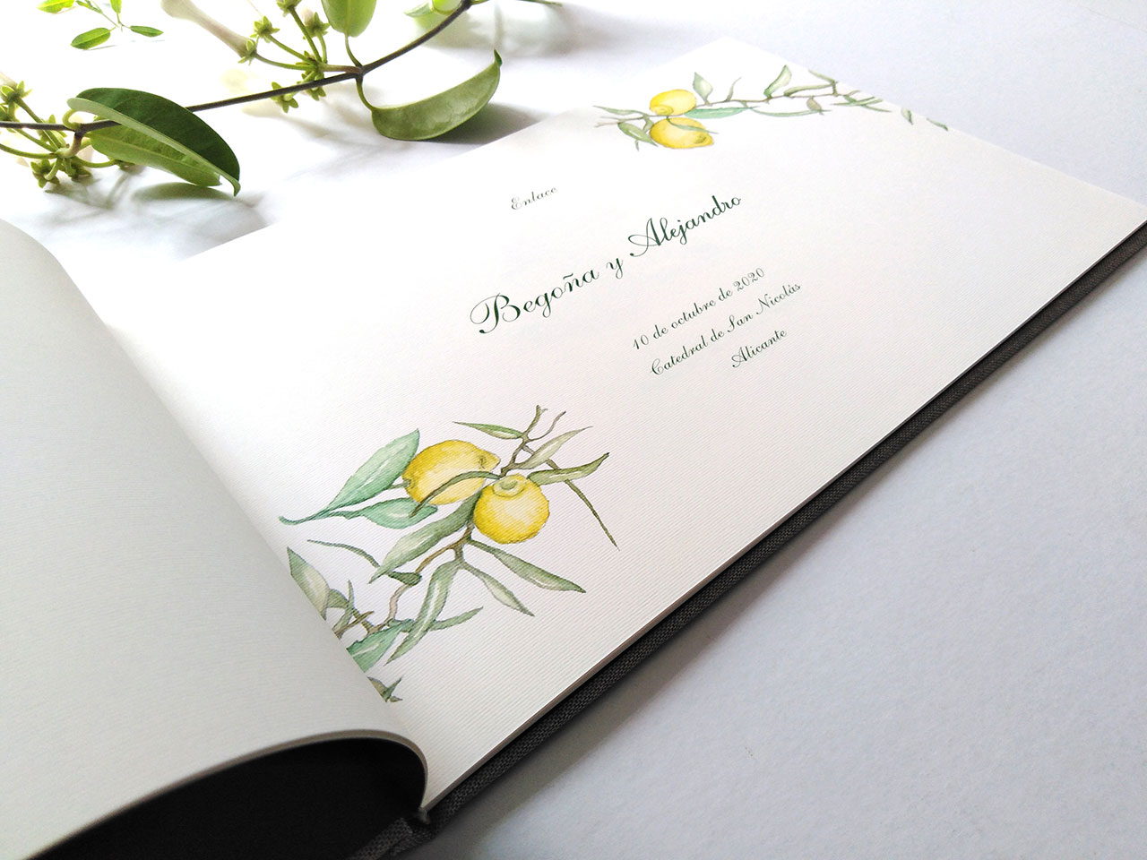 Hojas personalizadas con elementos del diseño<br> de la papelería de boda