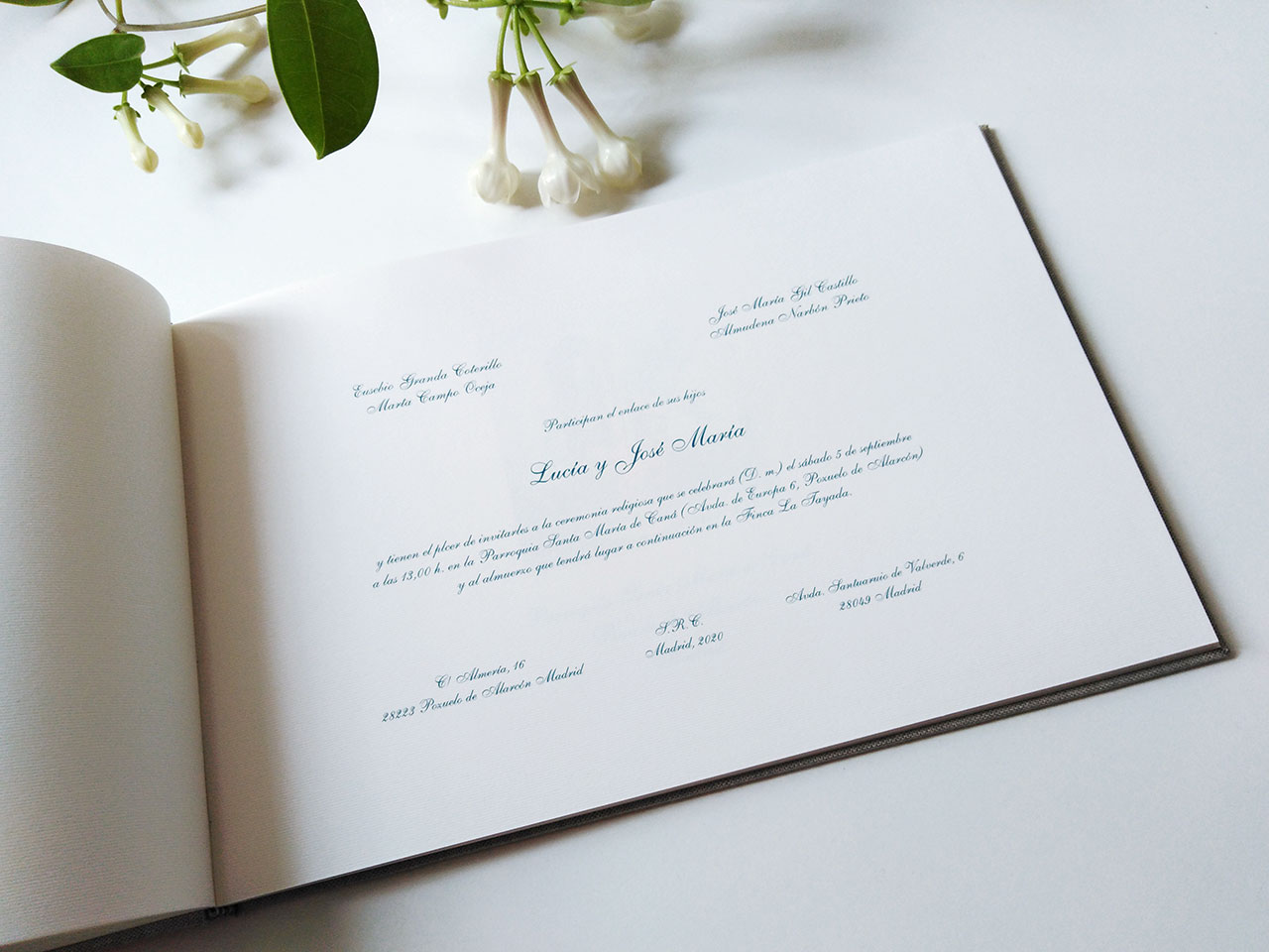 Una página del libro de testigos <br>con la invitación de la boda