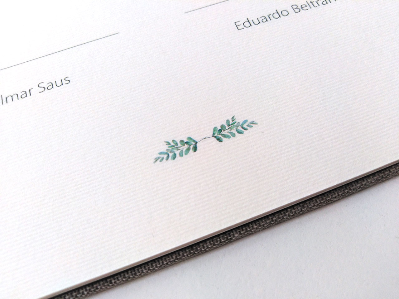 Con unas hojas de la papelería, hemos diseñado un decorado para cada una de las páginas.